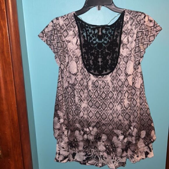 World Unity lace back top - Picture 3 of 3